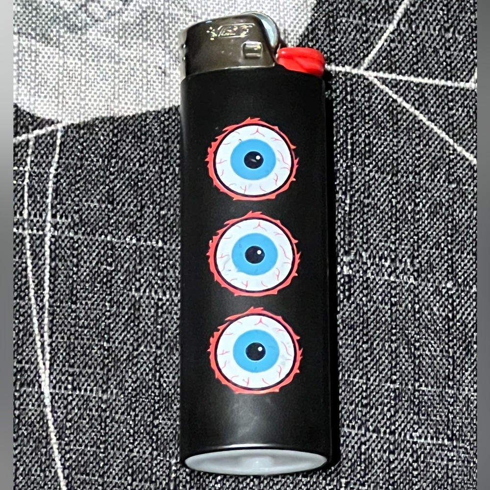 NEW TRAVIS SCOTT UNRELEASED 2021 ASTROWORLD TOUR “EYES” FULL SIZED BIC - Picture 1 of 2